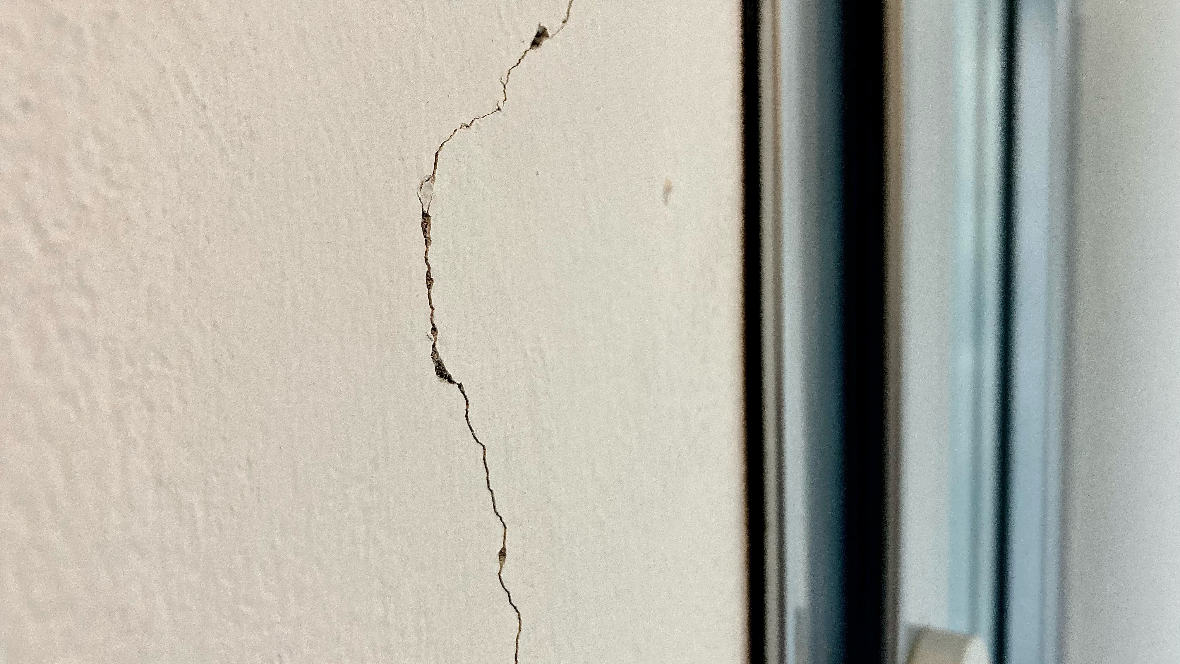 Structural cracks